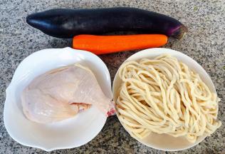 准备原材料鸡腿、茄子、手擀面