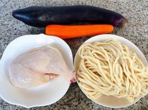 准备原材料鸡腿、茄子、手擀面