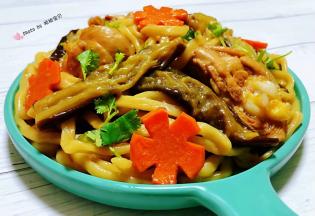 美味可口的鸡腿茄子焖面装入盘中就大功告成了