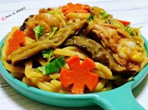 美味可口的鸡腿茄子焖面装入盘中就大功告成了