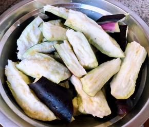 茄子一定要用手撕成块状才好吃