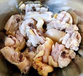 焯好水的鸡块放入冷水中多冲洗几遍洗净