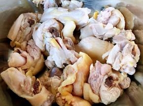 焯好水的鸡块放入冷水中多冲洗几遍洗净