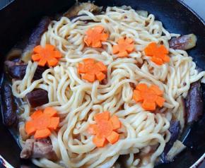 焖制约10多分钟放入胡萝卜花同时放入盐拌匀改中小火焖五分钟