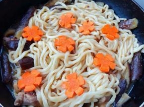 焖制约10多分钟放入胡萝卜花同时放入盐拌匀改中小火焖五分钟