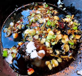 锅中放入底油加热放入花椒八角炸香再放入葱姜蒜爆香放入调味料糖、一品鲜酱油、蚝油炒匀