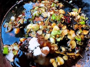 锅中放入底油加热放入花椒八角炸香再放入葱姜蒜爆香放入调味料糖、一品鲜酱油、蚝油炒匀