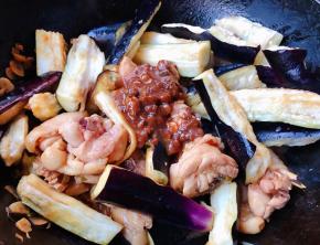 放入茄块和豆瓣酱大火快速翻炒