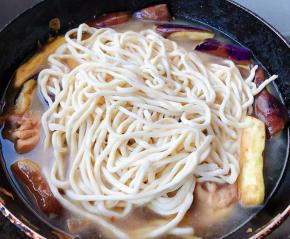 添加适量水份将手擀面摆在上面盖上锅盖大火焖起来