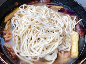 添加适量水份将手擀面摆在上面盖上锅盖大火焖起来