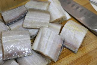 带鱼切小段后，切花刀。我用的是拓牌刀具，非常锋利，切鱼骨也是很轻松。