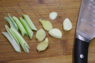 再切一些葱姜蒜。