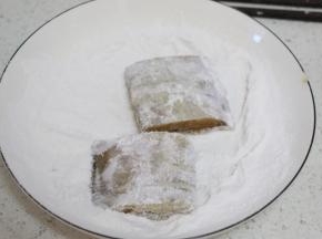 腌好的带鱼裹一层玉米淀粉。