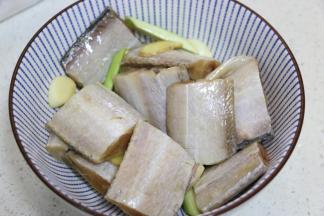 带鱼放入碗中，加入葱姜蒜，料酒、胡椒粉、盐，抓匀腌制半小时入味。