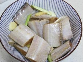 带鱼放入碗中，加入葱姜蒜，料酒、胡椒粉、盐，抓匀腌制半小时入味。