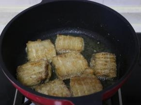 锅中倒入适量食用油，放入带鱼段小火煎至两面金黄即可。