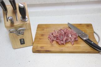 里脊肉切细丝，我用的是拓牌刀具，非常锋利，切肉丝很好切。