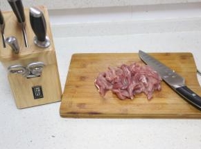里脊肉切细丝，我用的是拓牌刀具，非常锋利，切肉丝很好切。