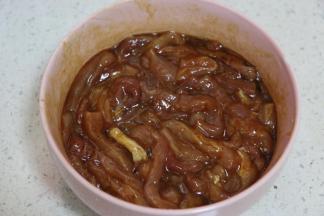 切好的肉丝加入料酒、生抽、蚝油、蛋清、盐、淀粉，抓匀腌制20分钟入味。