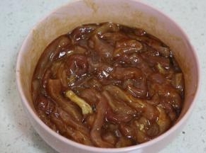 切好的肉丝加入料酒、生抽、蚝油、蛋清、盐、淀粉，抓匀腌制20分钟入味。