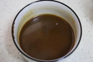 2勺甜面酱、一勺耗油、一勺生抽，半勺糖，半碗水，调成料汁备用。