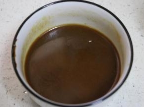 2勺甜面酱、一勺耗油、一勺生抽，半勺糖，半碗水，调成料汁备用。