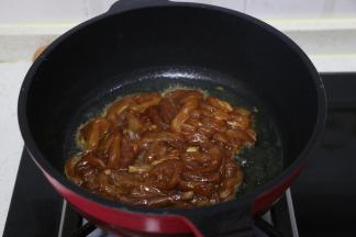 锅中倒入食用油，放入肉丝翻炒。