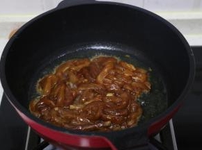 锅中倒入食用油，放入肉丝翻炒。