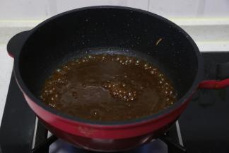 锅中留底油，倒入料汁小火加热至沸腾。