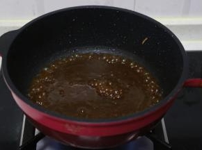 锅中留底油，倒入料汁小火加热至沸腾。