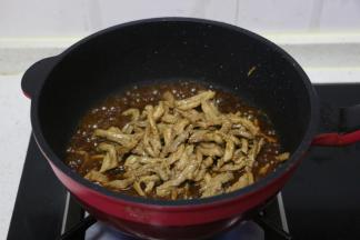 倒入炒好的肉丝翻炒。