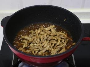 倒入炒好的肉丝翻炒。