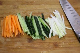 准备一些胡萝卜丝、黄瓜丝、葱丝、千张。