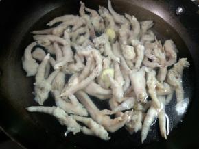 换一锅干净的水，将冲洗干净的鸡爪放入，再加几片姜去腥。水开后，再煮15-20分钟，时间长点，鸡爪软糯一点，时间短点，鸡爪更紧实一点。