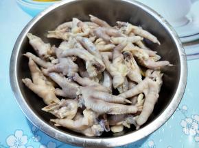 鸡爪煮好后，捞起晾凉，如果有凉白开或冰水过一遍降温则更好，这样鸡爪会更Q弹一些。