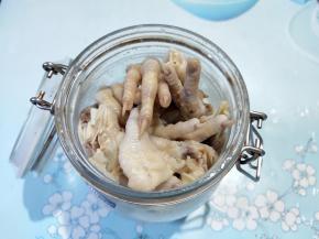 找一个合适的带盖的密封罐或保鲜盒，将鸡爪装入。