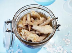 将糟卤汁倒入，注意糟卤汁有点咸，不需要另外再加盐生抽什么的了。如果是口味比较淡的人，可以兑一些凉白开。