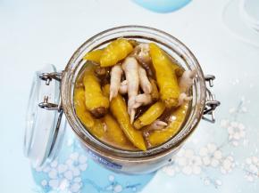 再加上适量野山椒，也是超市买的，把水倒掉，只要了辣椒。我买的100克一小袋的，用了2小袋。弄好后，盖上，放冰箱冷藏过夜就可以吃了。