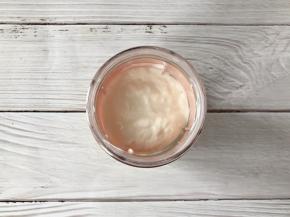 倒入一杯酸奶；