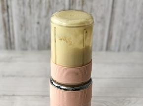 拧好榨汁杯，启动，把芒果和酸奶搅打成果昔；