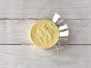 把芒果奶昔倒入玻璃碗中；