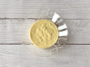 把芒果奶昔倒入玻璃碗中；