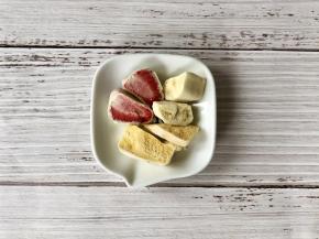 把各种冻干果粒切开；