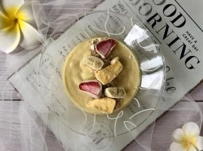 然后错开摆上三种冻干水果，截面朝上；