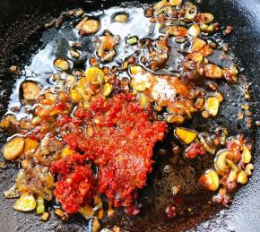 锅中倒入底油加热放入花椒八角炸香再放入葱姜蒜爆香放入一品鲜酱油、蚝油、蒜蓉辣椒酱糖炒匀