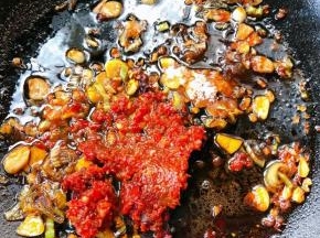 锅中倒入底油加热放入花椒八角炸香再放入葱姜蒜爆香放入一品鲜酱油、蚝油、蒜蓉辣椒酱糖炒匀