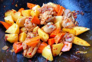 放入胡萝卜块断生使每个食材均匀的裹上酱料