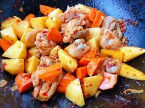 放入胡萝卜块断生使每个食材均匀的裹上酱料