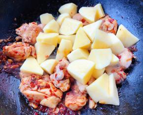 放入土豆块大火快速翻炒