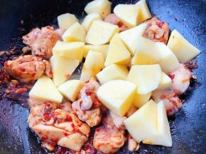 放入土豆块大火快速翻炒